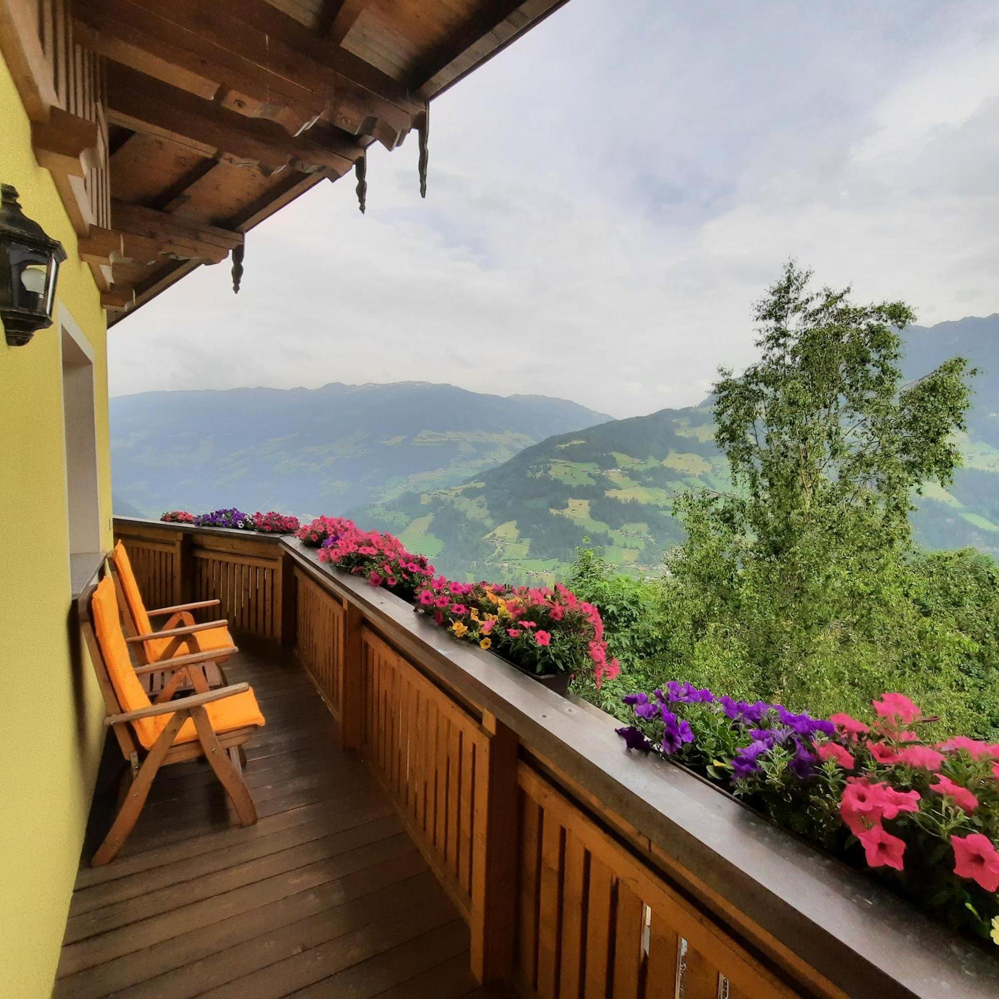 Landhaus Katharina Bis 12 Personen Mit Saunachalet Und Blick Auf Die Bergwelt Des Zillertals Hippach Luaran gambar